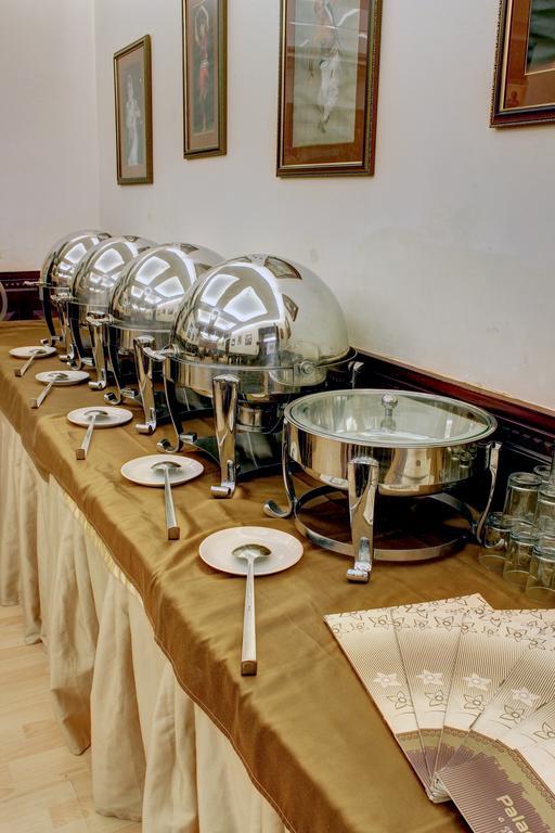 ורנאסי Palace On Ganges - Heritage Hotel מראה חיצוני תמונה
