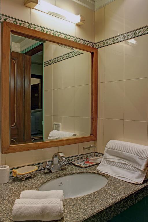 ורנאסי Palace On Ganges - Heritage Hotel מראה חיצוני תמונה